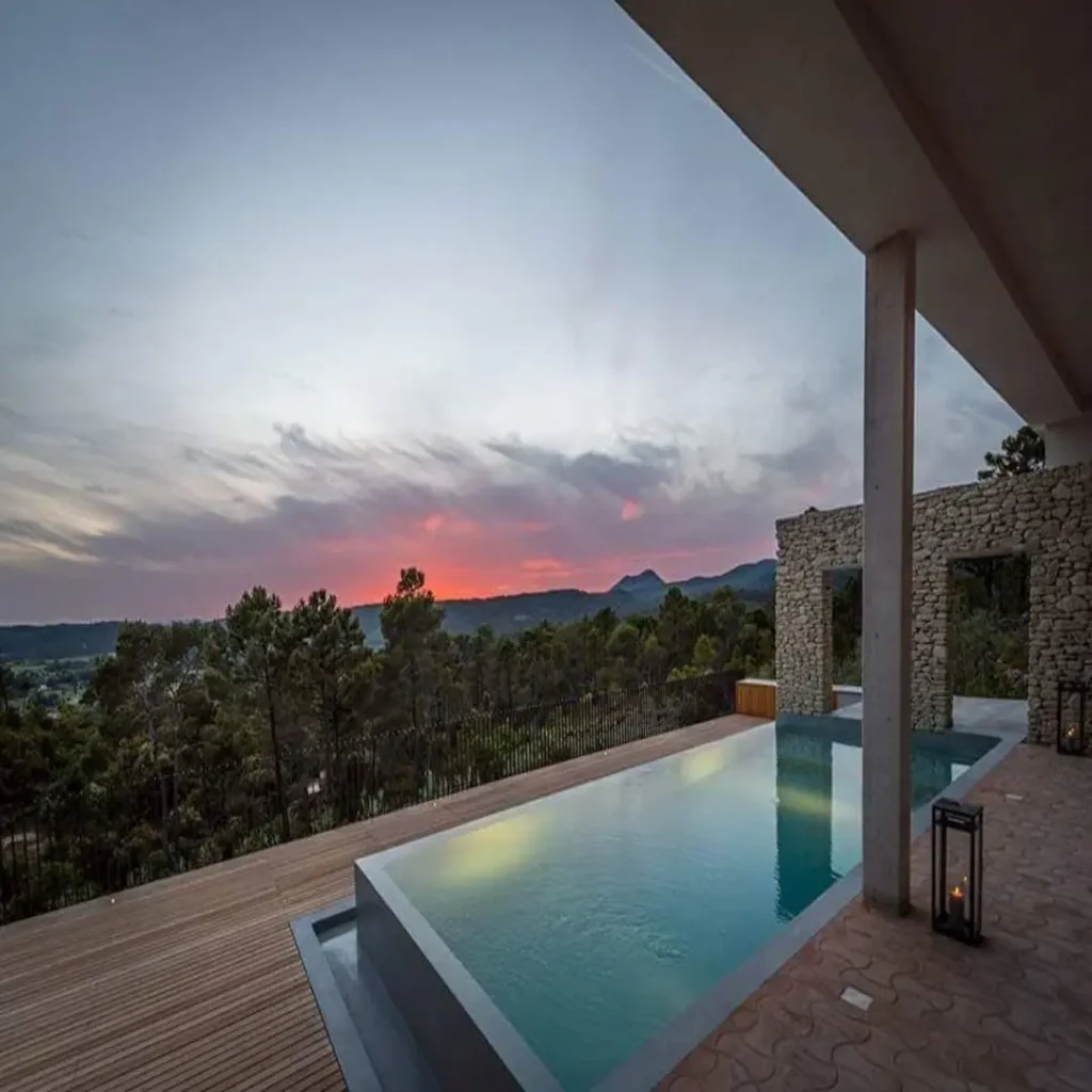 Photo de la réalisation d'une piscine avec belle vue et couché de soleil